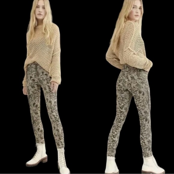 We The Free Faux Snakeskin Print Raw Hem Ankle High Rise Jeggings Sz.31 NWT - Picture 3 of 16